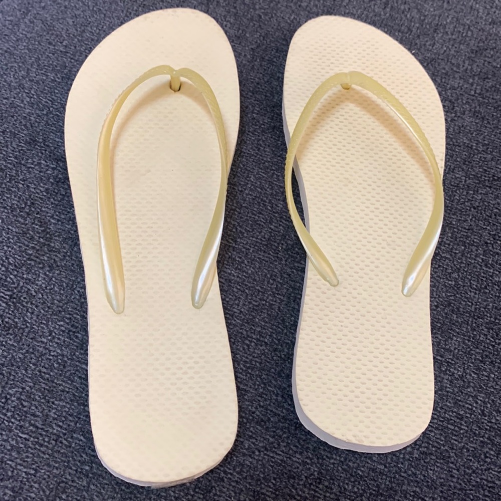 Shoes size 8-9 rue 21 flip flops used